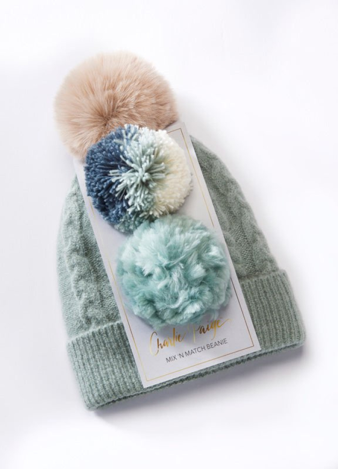 GIFTCRAFT # TUQUE 3 POMPOM - - GIFTCRAFT LTD